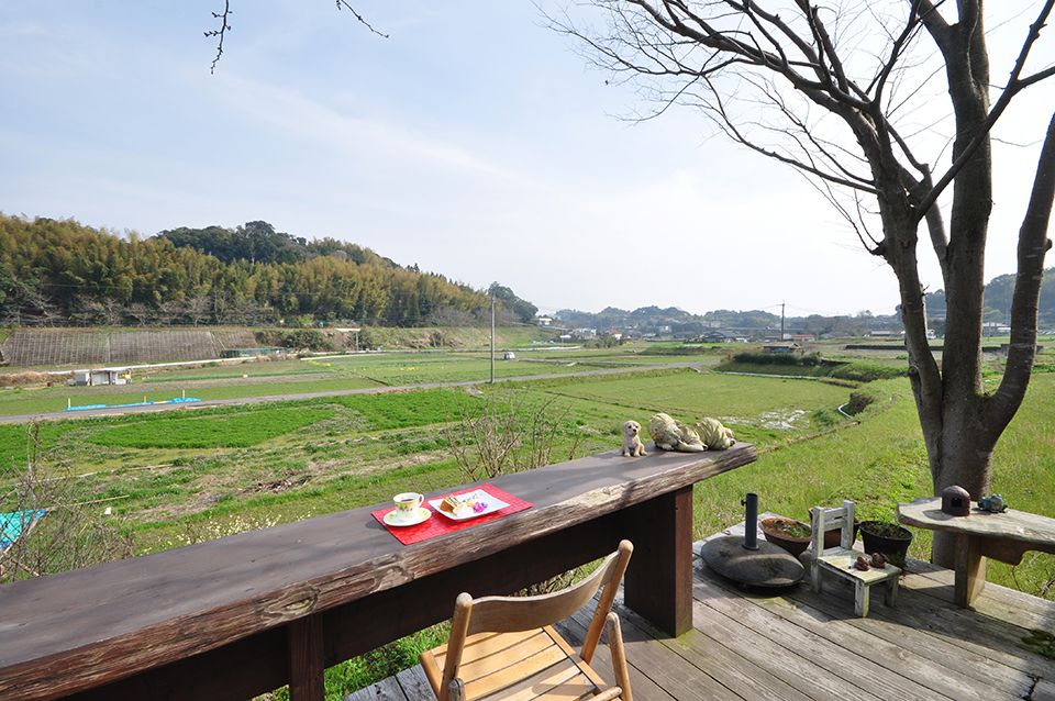 田園の中のカフェで、のんびり春の1日を