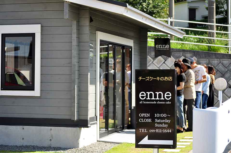 す、すごい行列なんですけどー！！みんなの目当ては「enne」特製濃厚チーズケーキ