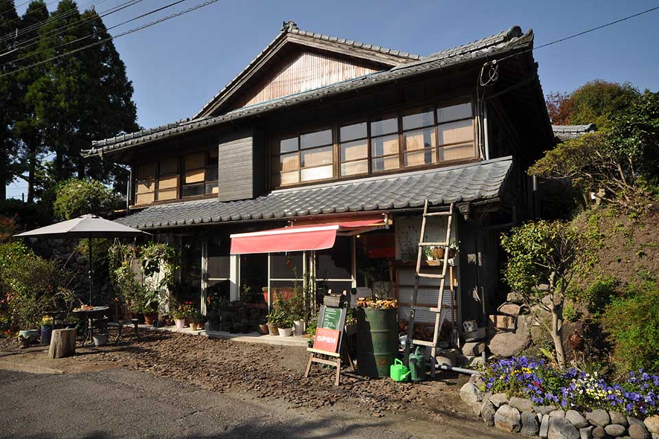 【Chichinpuipui cafe】築70年以上の古民家をリノベーション、森の中の隠れ家的カフェレストラン