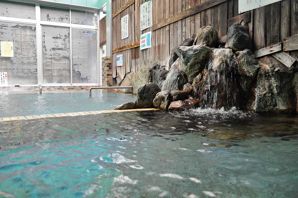 【天然かけ流し温泉 渓谷苑】自然に囲まれた知る人ぞ知る渓谷の湯は、とっても肌にいい湯なんです！