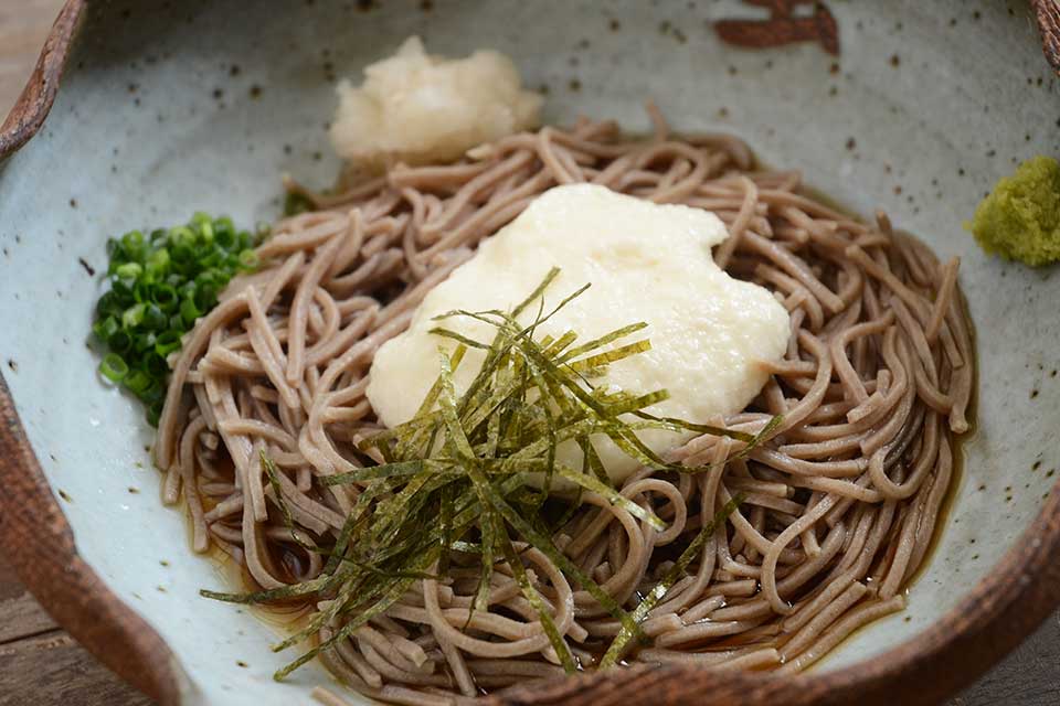 【手打そば 蛍】山の中の隠れ家店。川のせせらぎを感じながら手打ちそばをいただきまーす！