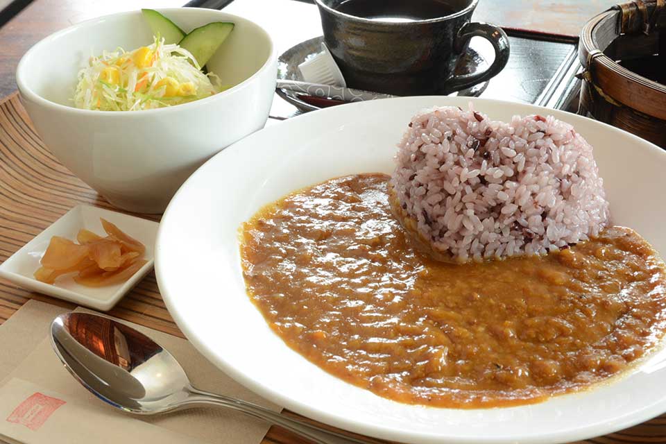 【らびゅー】かごしまランチ手帖ピックアップ！蒲生の武家屋敷群内にある古民家カフェのカレーとスイーツ