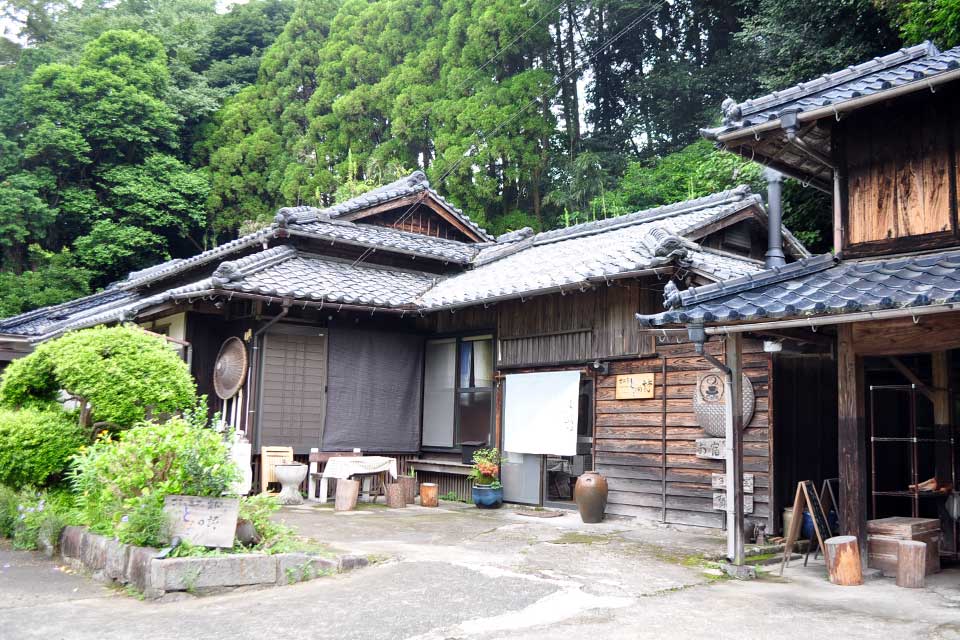 【古民家 ともこの詩】昔なつかしの古民家カフェでかまど炊きご飯のランチを味わうべし！