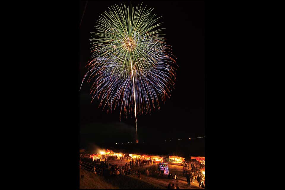 【高山やぶさめ祭】前夜祭では河川敷で花火見物！本祭では勇壮な流鏑馬が披露されますよ！