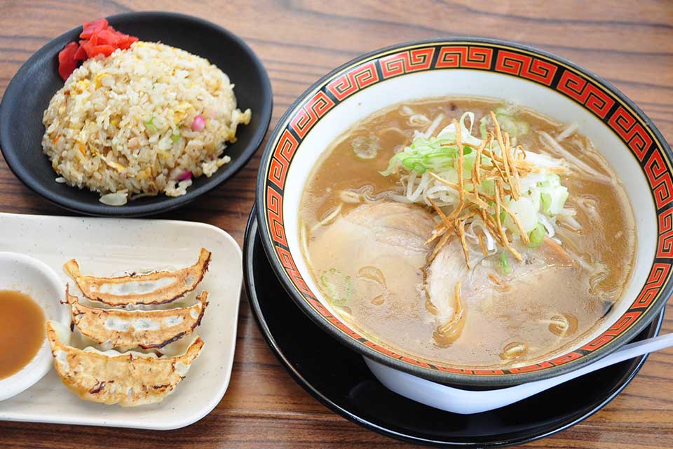 【らーめん なかむら】豚骨、味噌、赤＆黒ラーメンに油そば…バリエ豊富なラーメンに目移りしちゃう