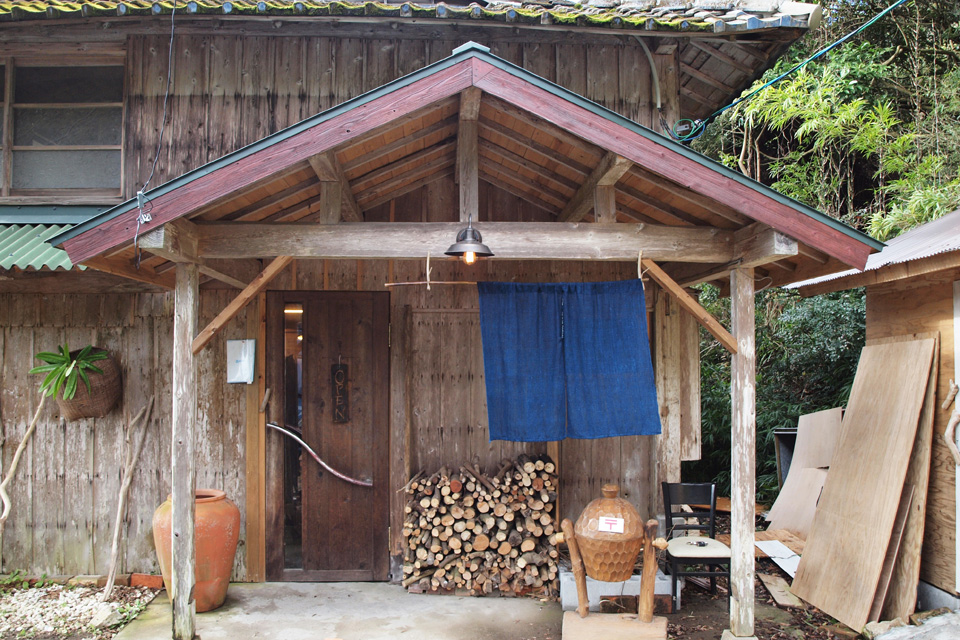 <b>【藍染屋／Studio No4】</b>金峰町の奥地にて昔ながらの技法で藍染めを行う工房&ギャラリー