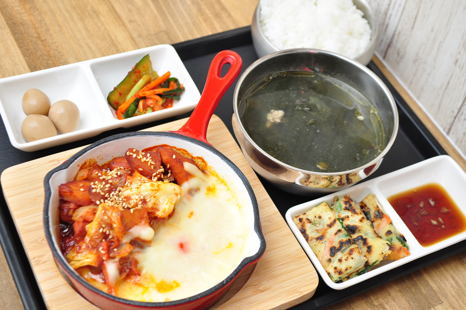 <b>【ケンス食堂】</b>本場の料理人が作る韓国料理をカフェみたいな洒落た雰囲気で味わえる店