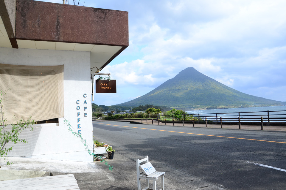 <b>【cafe marley】</b>白い窓が切り取る開聞岳と海を望む絶景。海辺の寛ぎカフェへ出かけよう