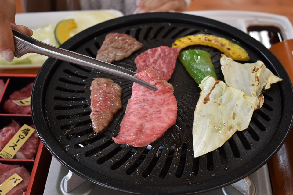 <b>【伊佐牧場直売所】</b>“精肉のプロ”が提供する極上の県産黒毛和牛に舌鼓