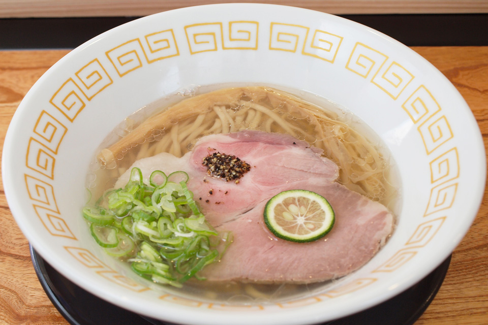 <b>【魚界ラーメン craftsman】</b>全6席の“小さな小さな”ラーメン店。仕切りが設けられた席でラーメンに集中！