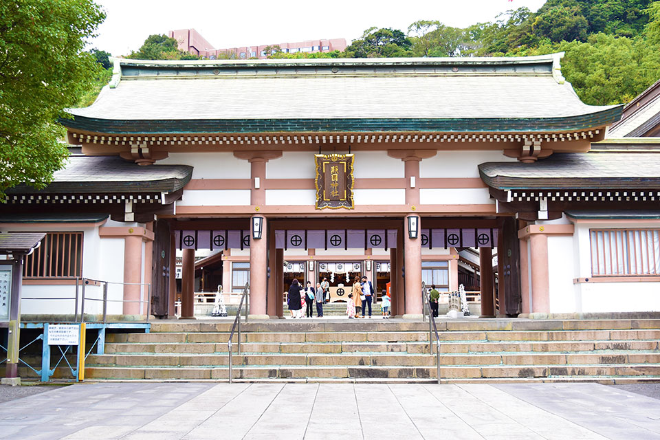 <b>【照國神社】</b>偉大なる名君・島津斉彬公を祭る神社で、挑戦の決意を新たにしよう！