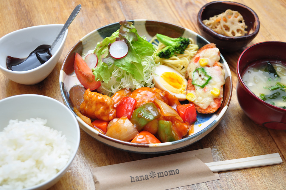 <b>【おうちごはん＆カフェ hana＊momo】</b>古民家店からシャレた雰囲気に 華麗なる転身を遂げた出水のステキカフェ