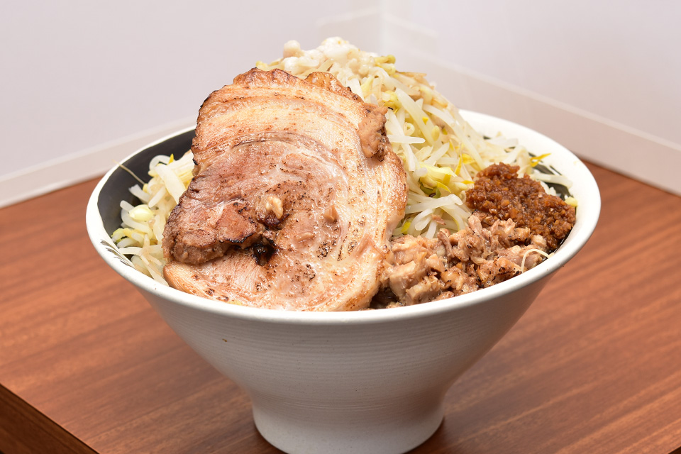 <b>【麺や食堂 六○○】</b>ガ〜ッツリ食べたいあなたに！“二郎系”でパワーチャージしましょ〜！！