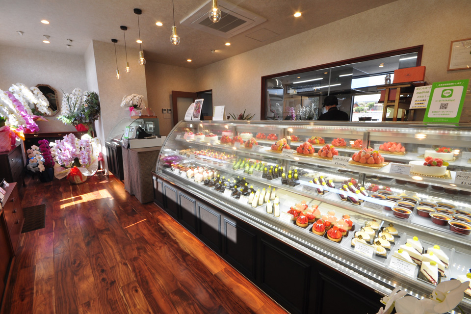 <b>【PATISSERIE LUNAMIENCE】</b>個性的な焼き菓子・フランス菓子がスタイリッシュな店舗にズラリ