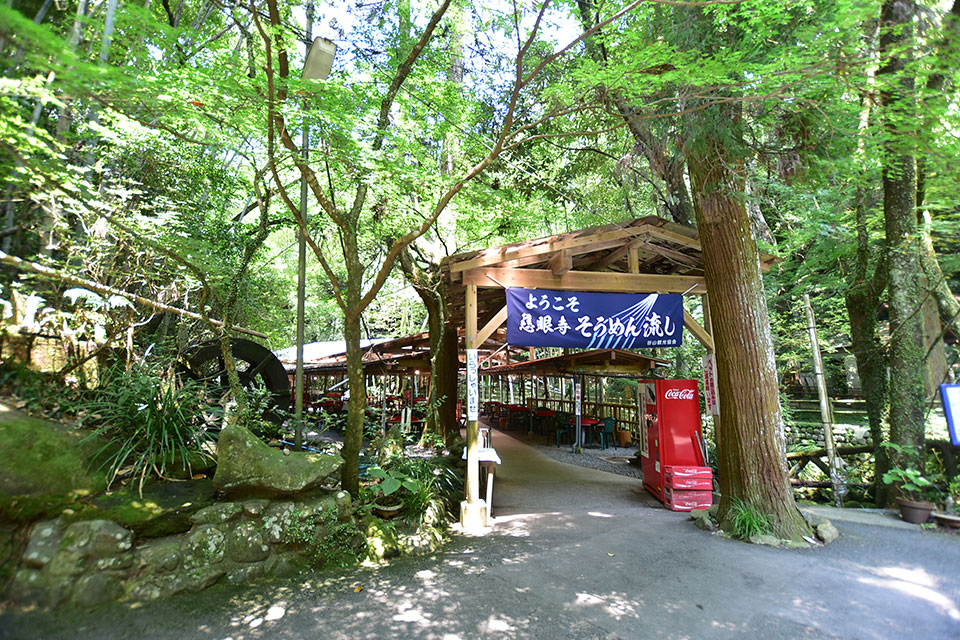 <b>【慈眼寺そうめん流し】</b>鹿児島市内のそうめん流しスポットといえばここ！噴流式そうめん流しを豪快に！