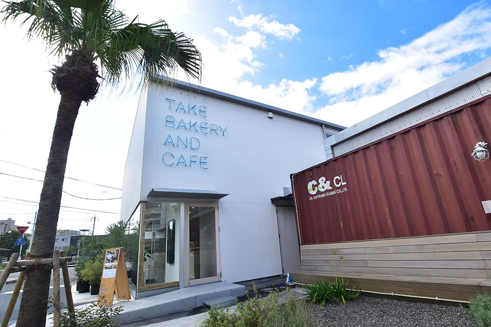 <b>【TAKE BAKERY AND CAFE】</b>ベーカリーにデリやチーズ、お弁当にカフェにレストラン！なんでもありの食のワンダーランド