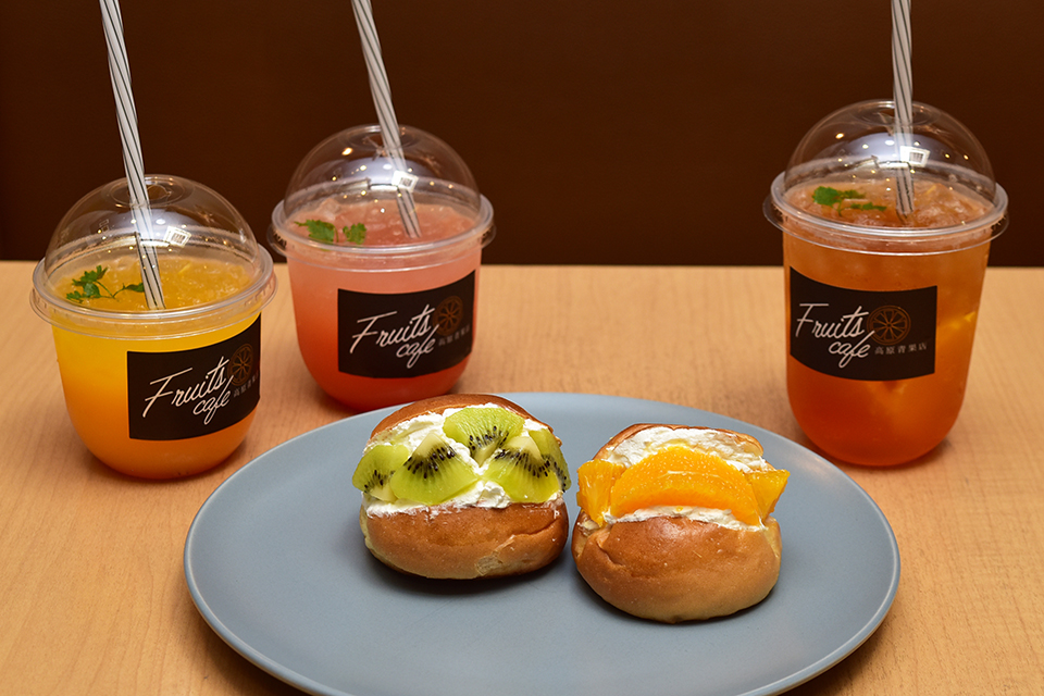 <b>【Fruitscafe 高原青果店】</b>新鮮なフルーツをまるごと！ジュースやスムージーでいただきましょ♪