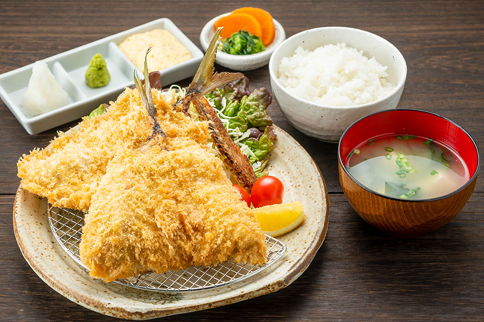 <b>【出水田食堂】</b>騎射場の新しいおさかな屋さん。食堂には新鮮な魚介の丼や定食あり