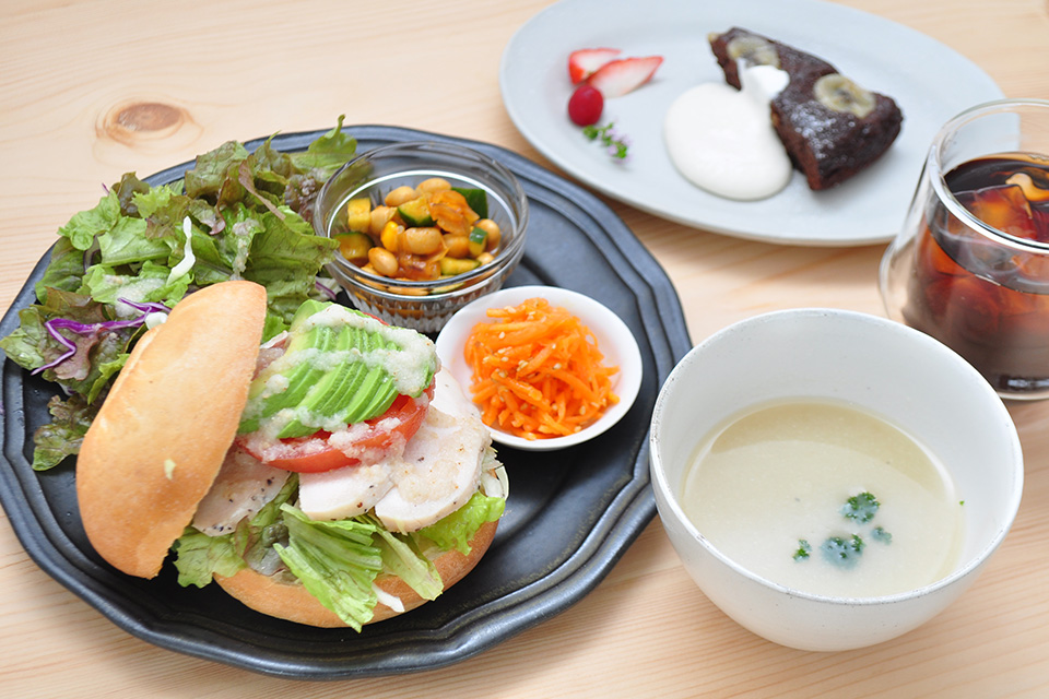 <b>【Cafe light】</b> 今日のランチはおでかけ気分 海沿いカフェで気ままに過ごそう