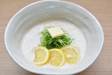 街ネタ＋｜グルメ｜月よみ「Lemonバター鶏そば」